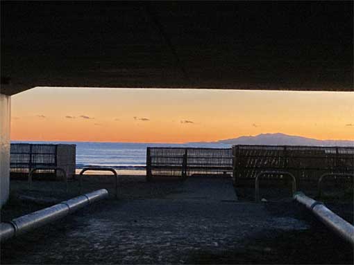 材木座海岸のトンネル